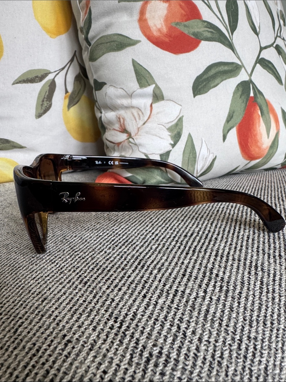 Like New Ray-Ban Brown Tortoiseshell Wayfarer Sunglasses - Picture 3 of 11